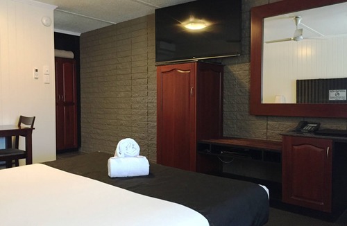 West Mackay Hotel | Country Plaza Motor Inn