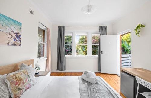 Killara House | Courtyard Double Room - Next to Transport & Shops in Killara - Shared Bathroom