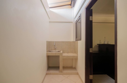 Denpasar Barat Hotel | Cove Premisol