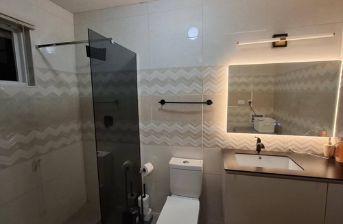 Saint Martins Apartment | Cozy 1-bedroom apartment in a wonderful Gittens Close Rock Hall location