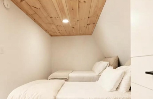 Perkinsville House | Cozy a-frame with loft, new kitchen and mins to hiking