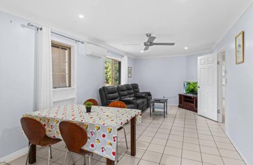 Capalaba House | Cozy and Spacious 2-Bedroom Retreat Capalaba