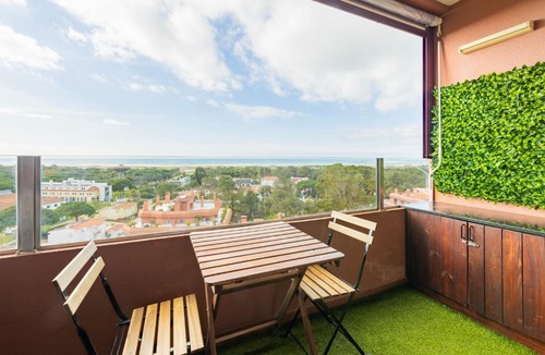 Pica Galo Apartment | Cozy beach studio retreat near Lisbon with Sea View