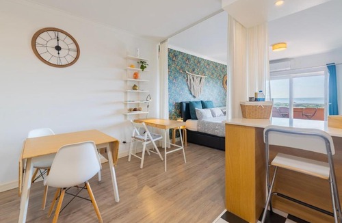 Pica Galo Apartment | Cozy beach studio retreat near Lisbon with Sea View