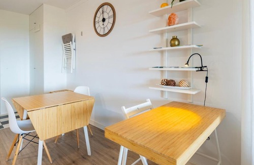 Pica Galo Apartment | Cozy beach studio retreat near Lisbon with Sea View