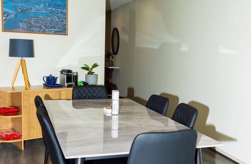 Wollongong CBD Apartment | Cozy Modern Stayz | Free Parking | 1-Min Station, 5-Min Hospital | Heated Pool