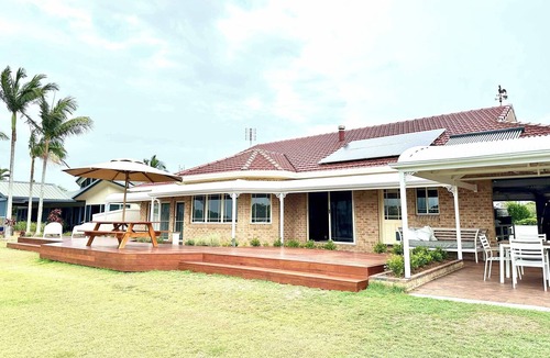 Yamba House | Crystal Palms Retreat - Oceanstays - Riverside