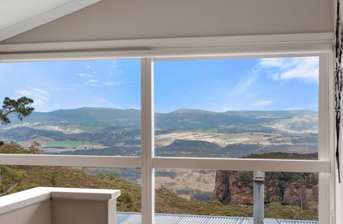 Blackheath House | Currawong Cottage with views