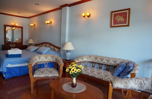 Cha-am House | Dee-Lek Guesthouse and Restaurant