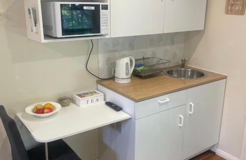 Hazelbrook Bed & Breakfast | Dees Front Studio Room