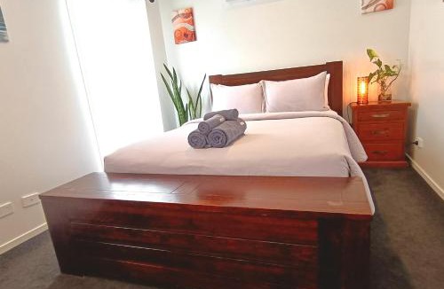 Holmview House | Deluxe Queen Room - Shared Bathroom