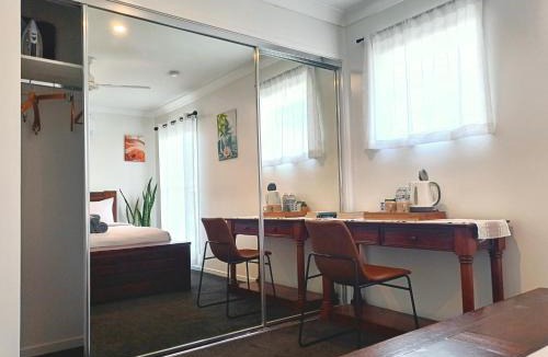 Holmview House | Deluxe Queen Room - Shared Bathroom