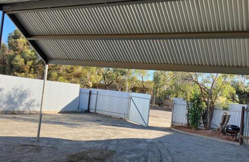 Broken Hill House | Desert Rest