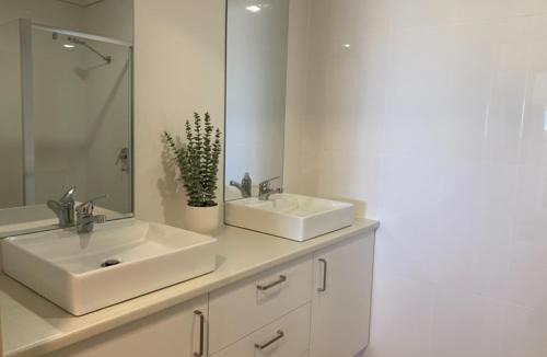 Broken Hill House | Desert Rest