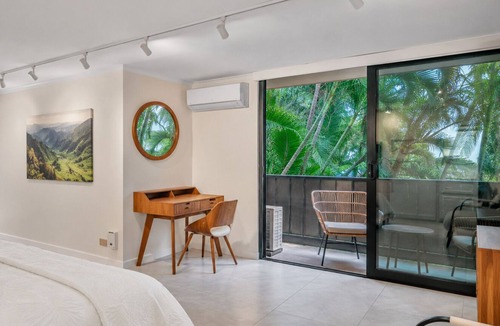 Waikiki Hotel | Designer Studio Full Kitchen Steps to Beach