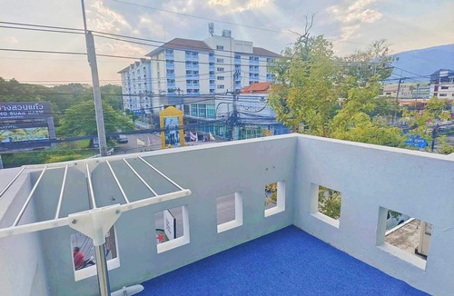 Huay Kaew House | Double bed room ensuite bathroom with balcony 1 km. to Nimman road.
