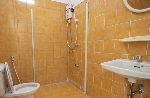Huay Kaew House | Double bed room ensuite bathroom with balcony 1 km. to Nimman road.