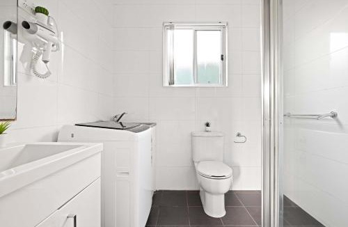 Marayong House | Double Room - Quaint Spot in Marayong - Centrally Located - Shared Bathroom