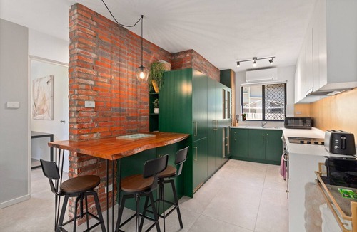 Curl Curl Apartment | Easy Beach Access from Tranquil Retreat