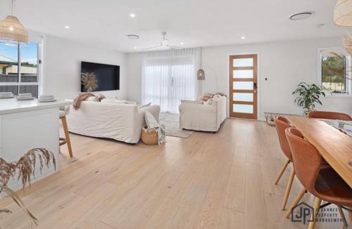 Tomakin House | Elegant Beachside Retreat with Luxurious Amenities