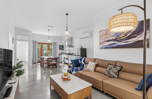 East Brisbane House | Elegant Dual-Level Home Near Cafés, Parks & River