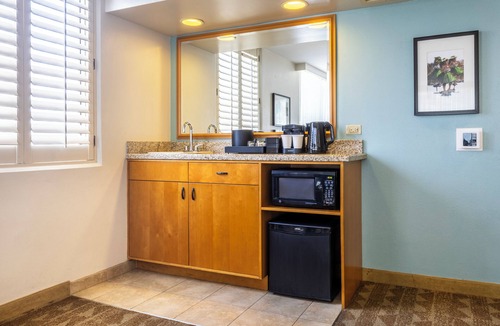 Waikiki Resort | Embassy Suites by Hilton Waikiki Beach Walk