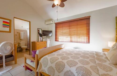 Coco House | Emerald Haven Second Floor Studio Mins from Beach