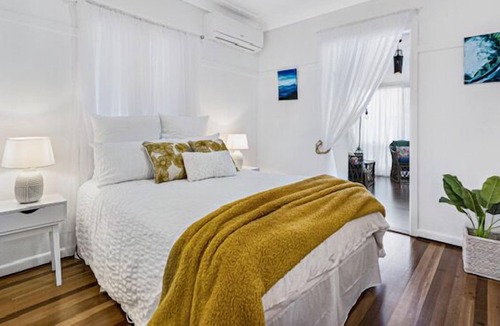 Scarborough Cottage | Enjoy your morning walk and swim just 400m to a beautiful Queens North beach