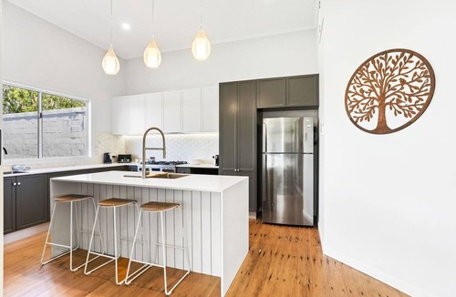 Bungalow Apartment | Escape to The Loft- Elegant Urban Retreat with Coastal Charm – Spacious & Stylish Loft