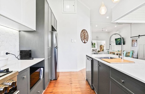 Bungalow Apartment | Escape to The Loft- Elegant Urban Retreat with Coastal Charm – Spacious & Stylish Loft