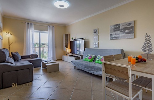 Ferreiras Apartment | Excellent one bedroom apartment with pool in a private condominium