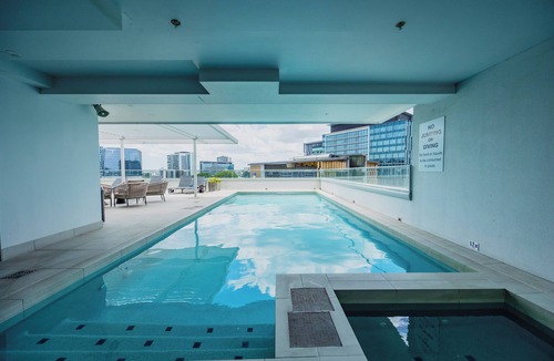 Bowen Hills Apartment | Exec Apt | Walk to RNA/King St + Pool/Gym/Parkng