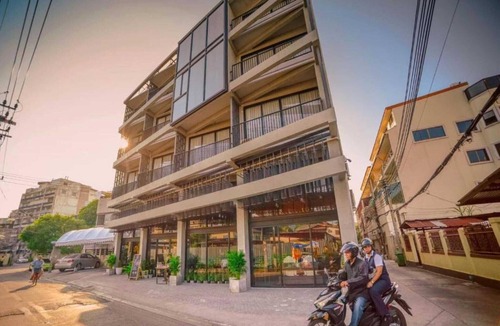 Thon Buri House | Executive Suite Chic | Bangkok City