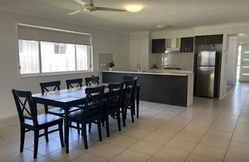 Andergrove House | Expansive 4-Beds & 2 Baths House
