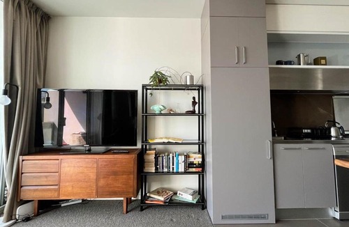 Windsor Apartment | Explore Melbourne from this Chic 1BR in Windsor