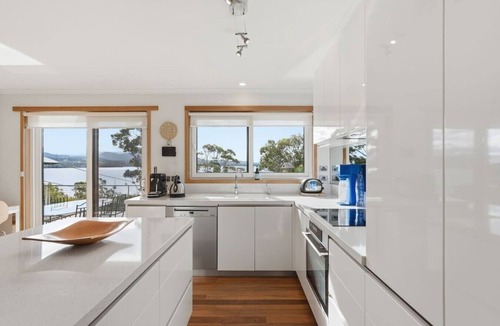 Coningham House | Exquisite Waterfront Oasis Near Bruny & Hobart