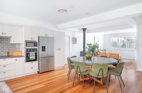 Booragul House | Family Friendly home by the lake 4-bedroom