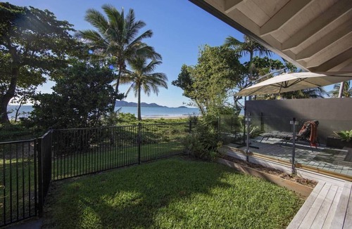Mission Beach House | Fish on a Fence - Absolute Beachfront