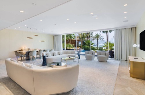 Palm Jumeirah Villa | FIVE Palm Beachfront Villa -Private Pool & Jacuzzi
