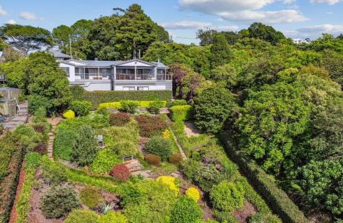 Flaxton House | Flaxton Garden Home with Spectacular Coastal Views