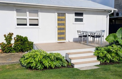 Budgewoi House | Frangipani Hideaway - Close to everything!