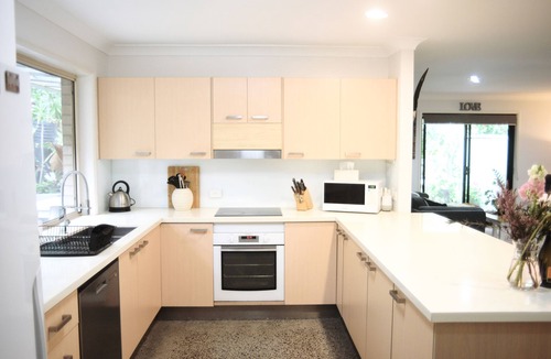 Byron Bay House | FULLY PET FRIENDLY! SCHOOLIES Incredible PRICES !