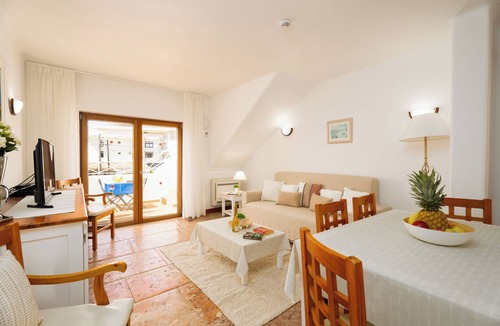 Olhos D'Agua Apartment | Giddah White Apartment, Pool, Wifi, Ac