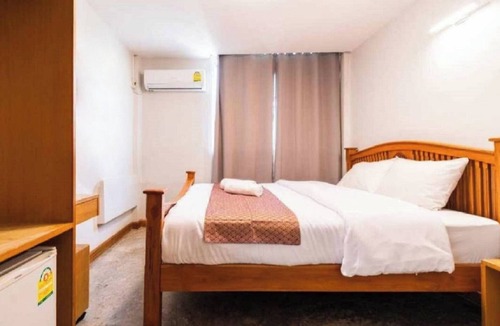 Chana Songkhram Hotel | GO INN Khaosan