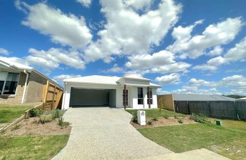 Logan Reserve House | Gold Coast Gateway - Spacious 4BR House in Logan