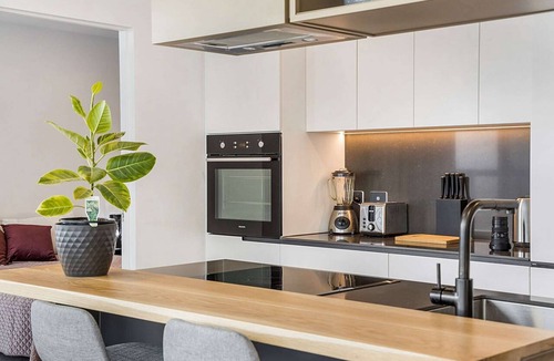 Moonee Ponds Apartment | Gorgeous High-Rise Unit with Sky Bar, Pool and Gym