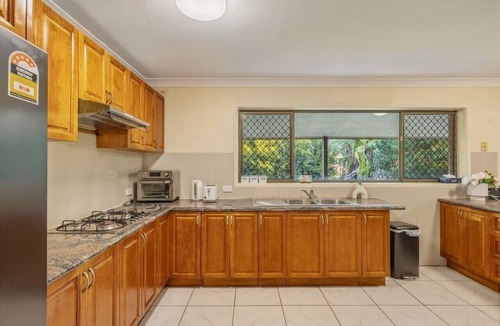 Robertson House | Great Value 5BR Group Home | Near M3 & Asian Food