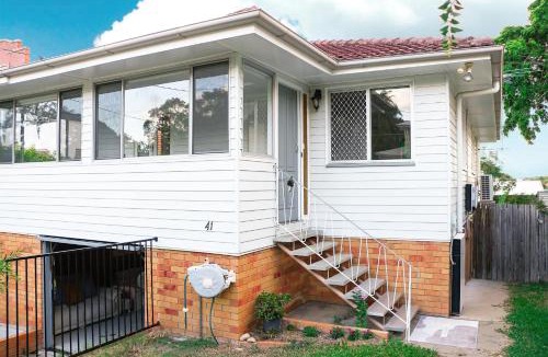 Greenslopes House | Greenslopes Retreat Stylish Stay near Hospital