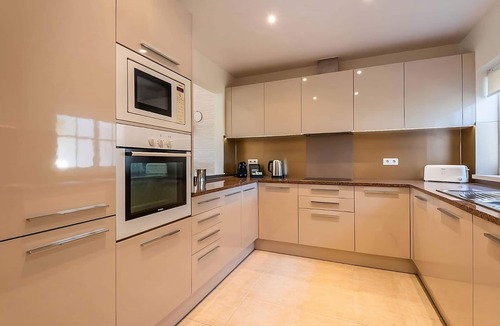 Estombar House | Group Getaway in Carvoeiro! 2 Contemporary 2BR with Kitchens, 3 Swimming Pools!