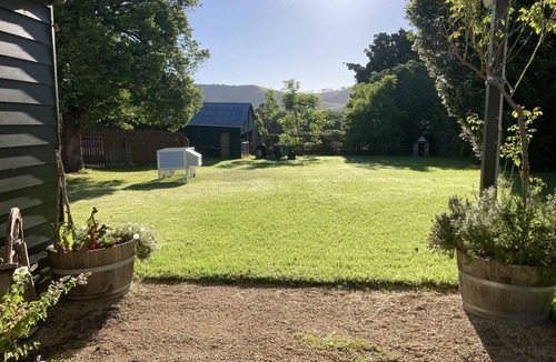 Dungog Cottage | Guest House - Heart of Dungog CBD with a fabulous view